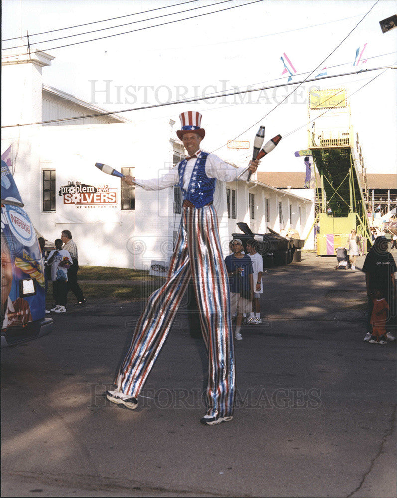 Press Photo Stilt Walker at the Michigan State Fair - Historic Images