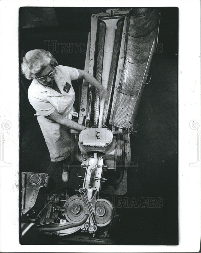 1981 Press Photo Virginia Hill rolls and cuts taffy at the Fred Sanders Co. - Historic Images
