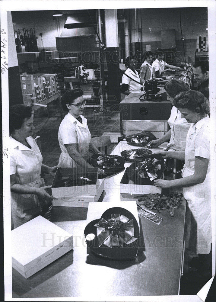 1966 Press Photo Making candy at the Fred Sanders Co. - Historic Images