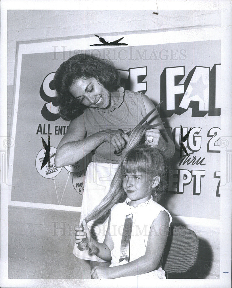 1970 Press Photo  Barbara Gurski 5, with mother to cut her pony tail. - Historic Images