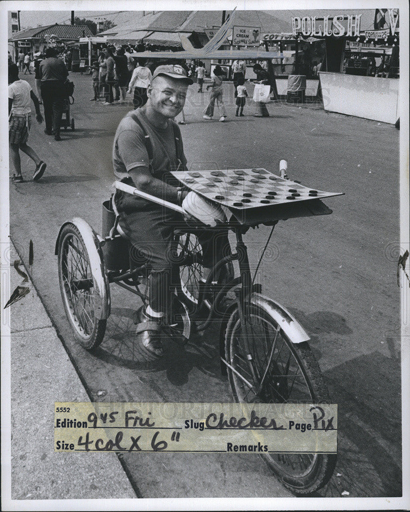 1973 Press Photo of Richard Gish,with Checker Games will take on anyone. - Historic Images