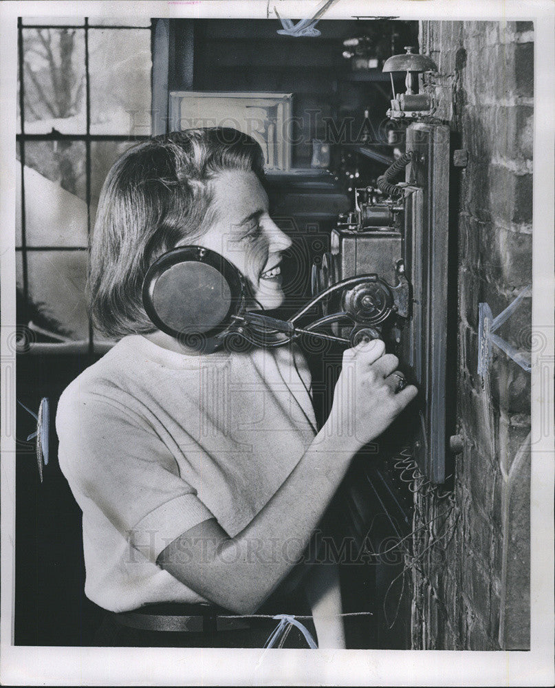 1954 Press Photo Joan Klovski and a Thomas Edison chalk receiver phone - Historic Images