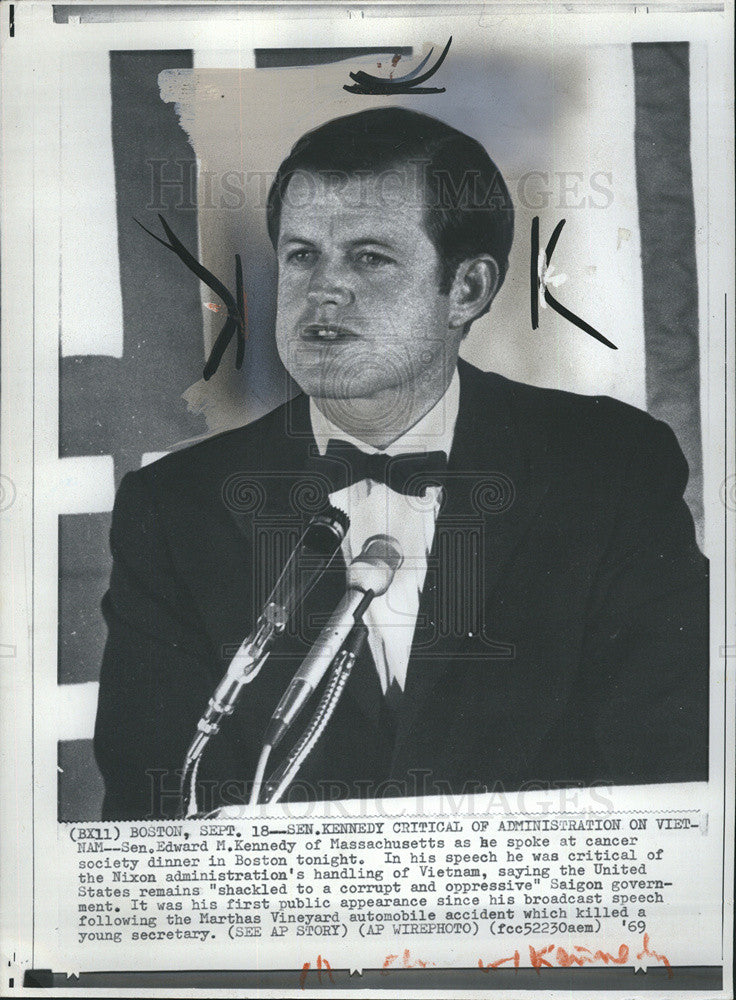 1969 Press Photo Sen Edward Kennedy speaking at the Cancer Society in Boston - Historic Images