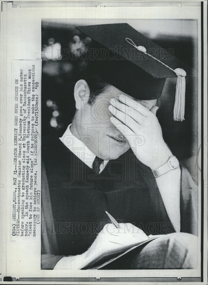 1969 Press Photo Sen Edward Kennedy speaking to graduating class at Univ of Mass - Historic Images