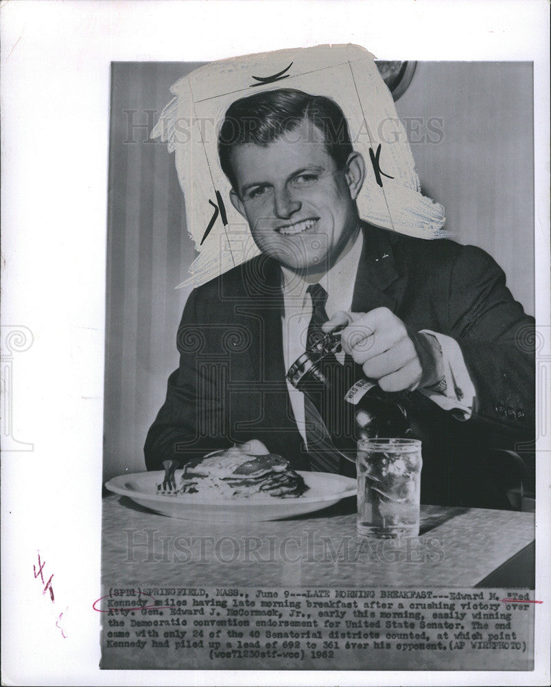 1962 Press Photo Sen Edward Kennedy late morning breakfast after winning - Historic Images