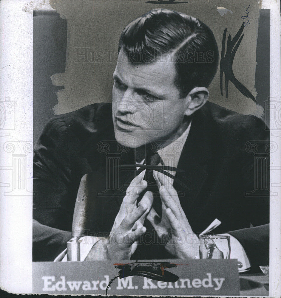 1962 Press Photo Sen Edward Kennedy speaking at a press conference - Historic Images