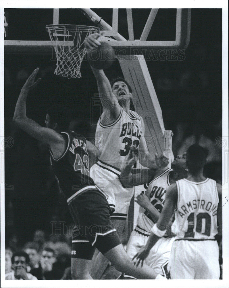 1992 Press Photo Will Perdue Grabs Shot Brad Daugherty Chicago Bulls Cavaliers - Historic Images