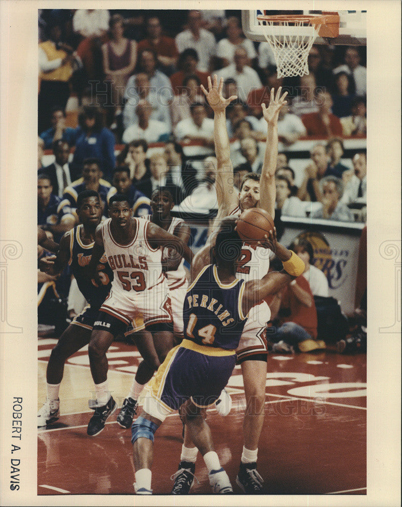 Press Photo of Will Purdue of Chicago Bulls tries to defense  Perkins shot. - Historic Images