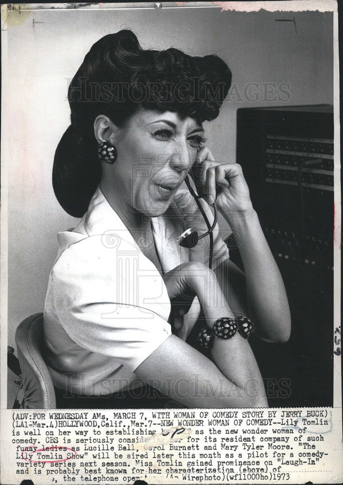 1973 Press Photo Comedienne Lily Tomlin on a phone - Historic Images