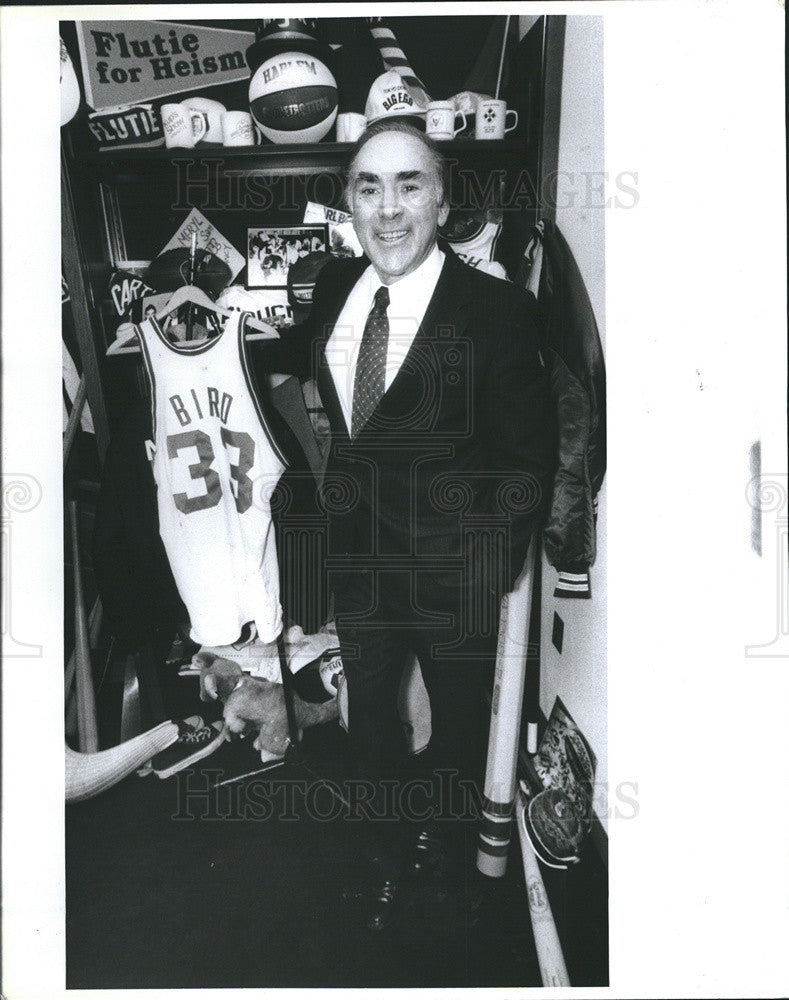 1990 Press Photo Attorney Bob Woolf and sports memorablia - Historic Images