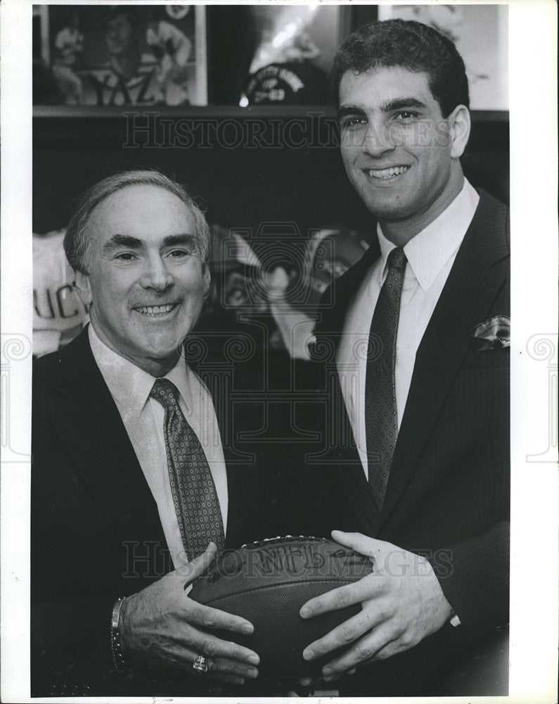 1993 Press Photo Vinny Testaverde & Agent Bob Woolf with Football - Historic Images