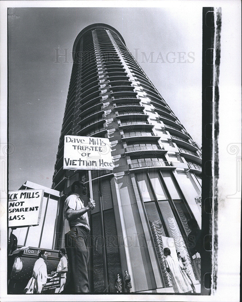 1969 Press Photo Protestor carrying sign &quot;Dave Mills Trustee or Vietnam Here&quot; - Historic Images