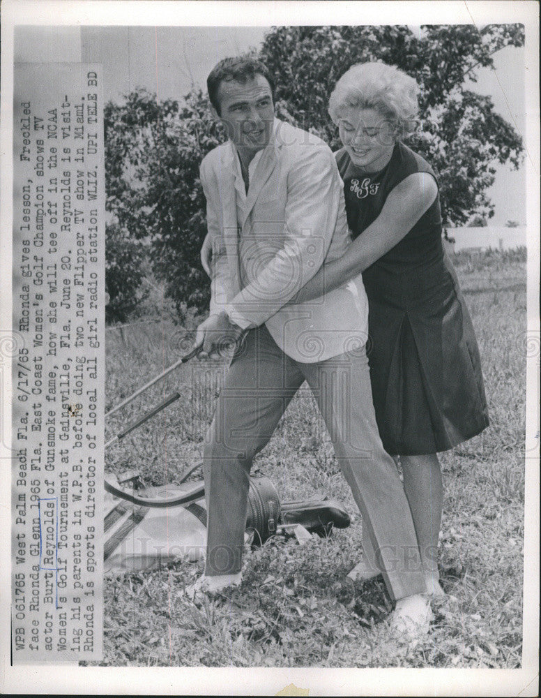 1965 Press Photo Rhonda Glenn East Coast Women&#39;s Golf Champion Burt Reynolds - Historic Images