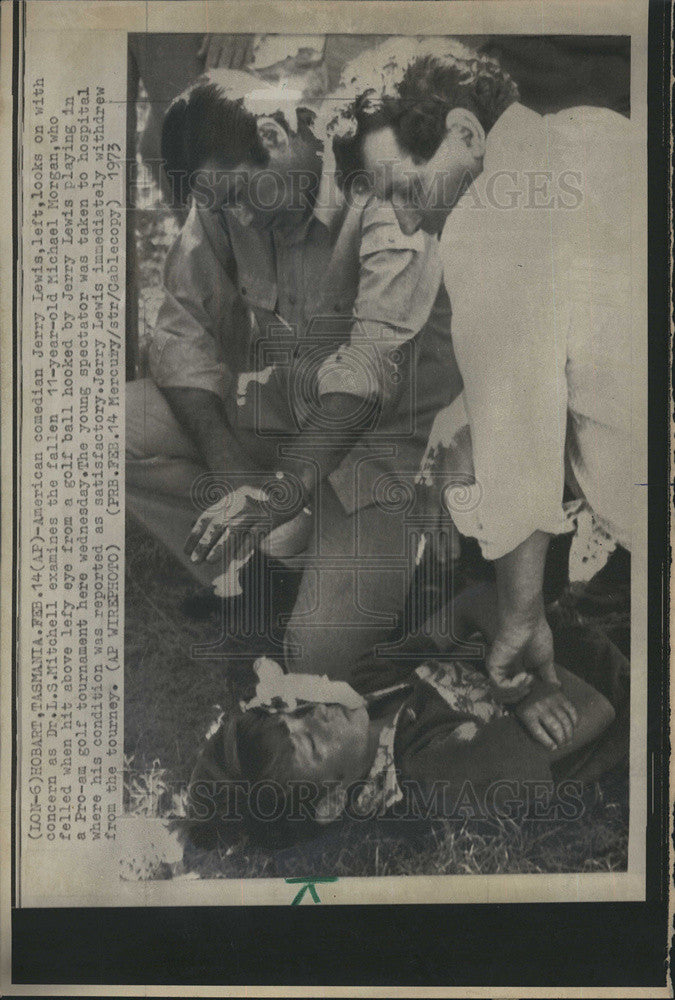 1973 Press Photo Jerry Lewis look concern as his golf ball hits Michael Morgan - Historic Images