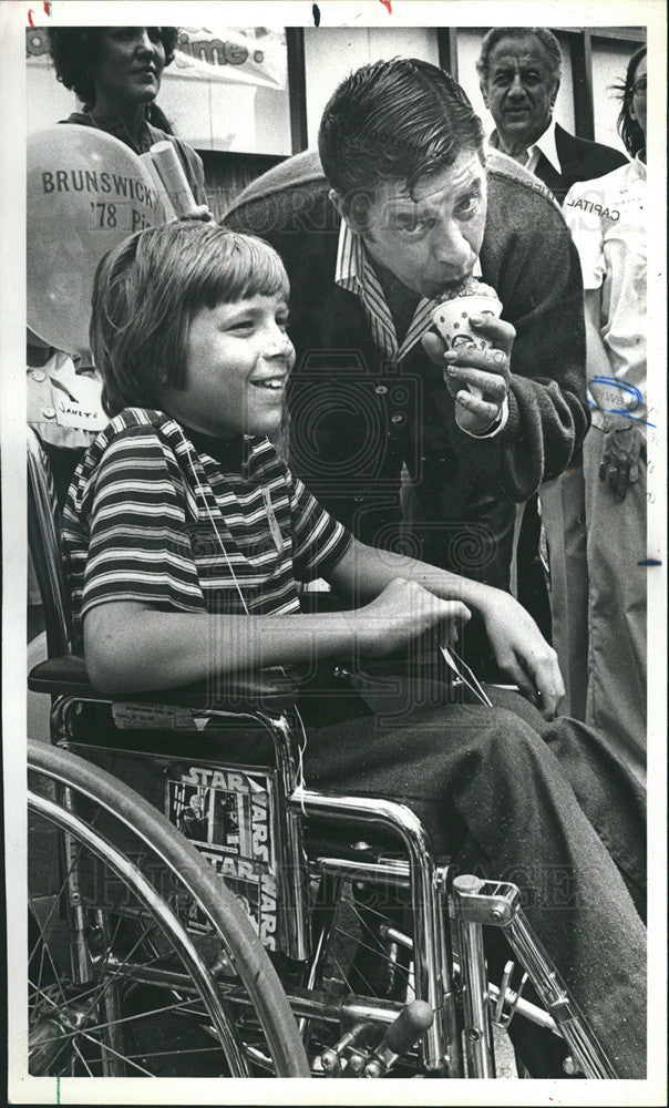 1978 Press Photo Jerry Lewisclows w/ some muscular dystrophy patients - Historic Images