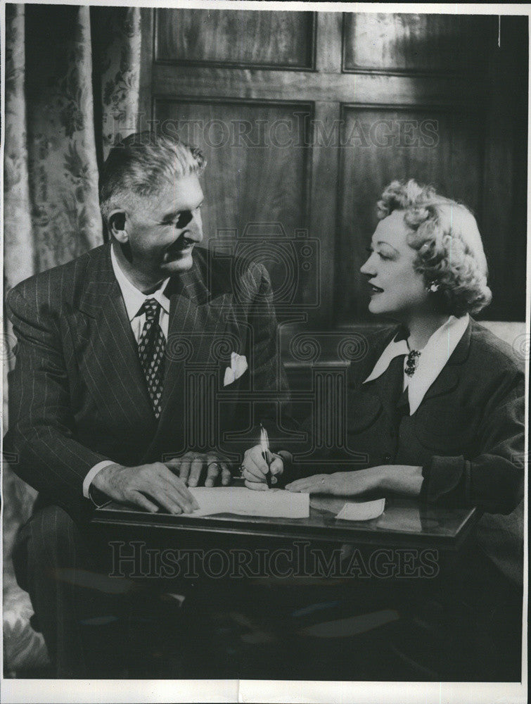 1952 Press Photo Marion Davies And Dean Stafford Warren Of UCLA - Historic Images