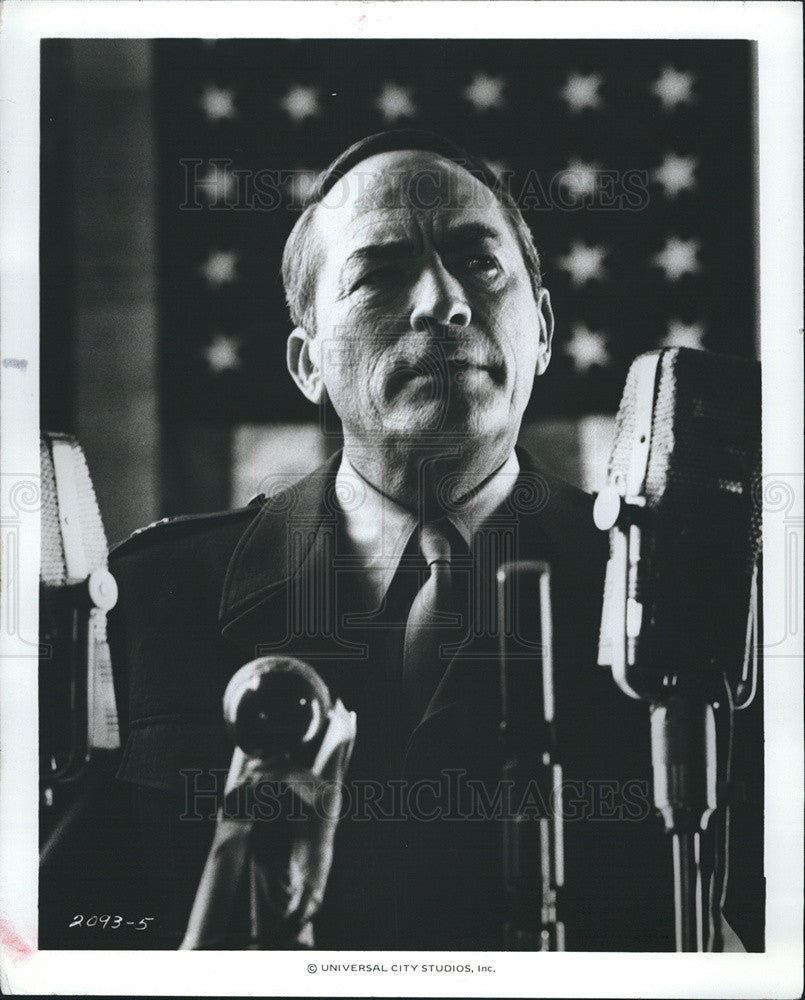 1978 Press Photo Gregory Peck Delivers Famous Speech In MacArthur - Historic Images