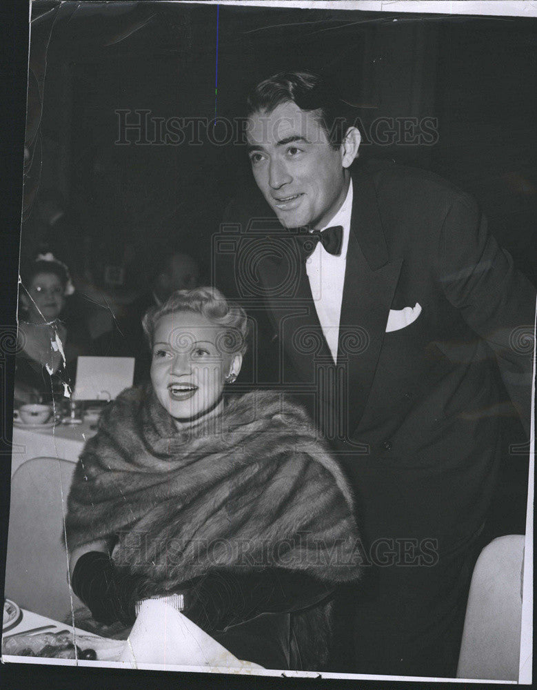 1952 Press Photo Gregory Peck With Wife Greta Clad In Fur At Banquet - Historic Images