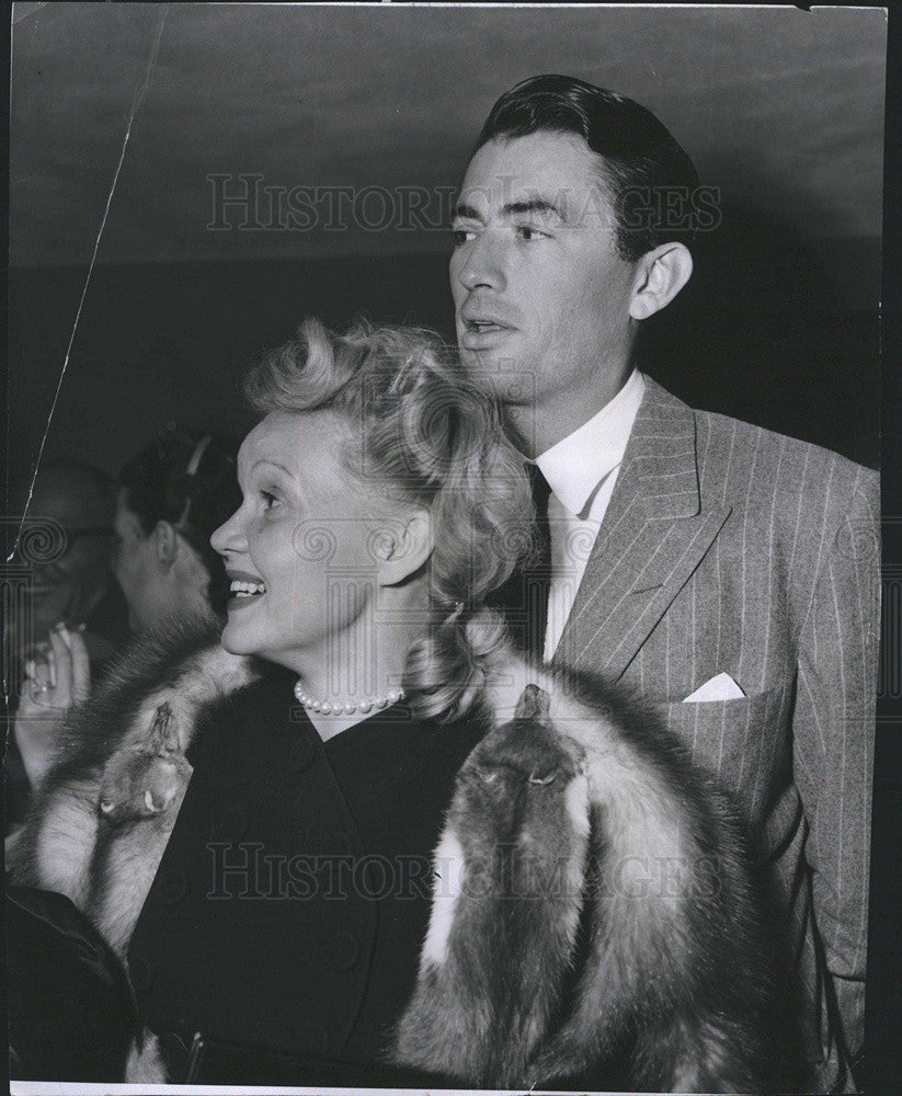 1947 Press Photo Gregory Peck Greets Friends As They Arrive At Eddie Cantors Pty - Historic Images