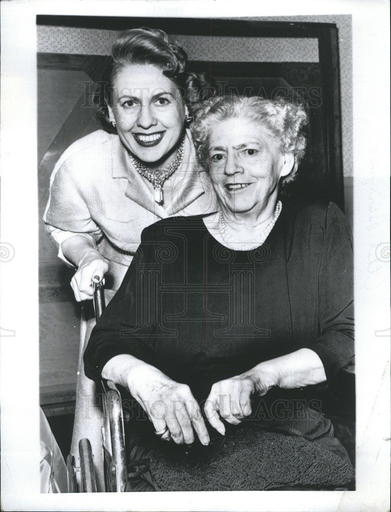 1957 Press Photo Ethel Barrymore &amp; daughter Ethel Barrymore Colt wheeling her mother - Historic Images