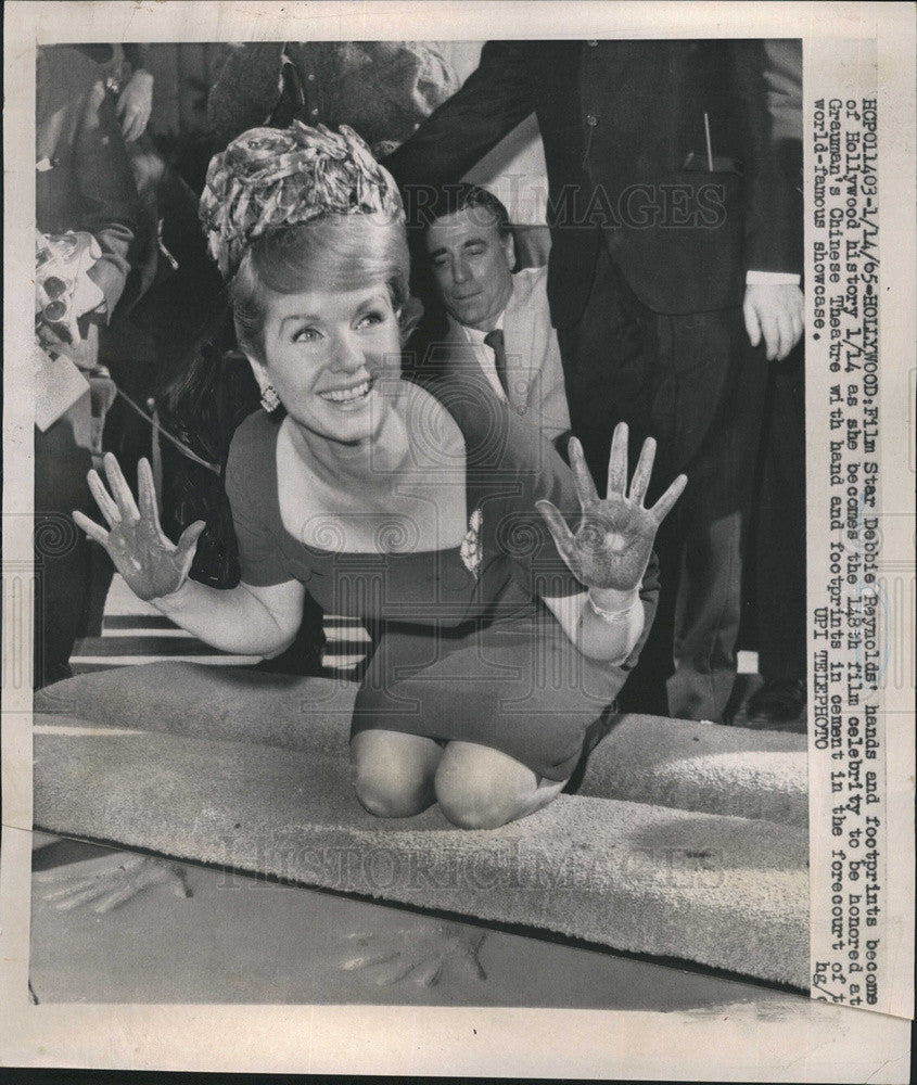 1965 Press Photo film star actress Debbi Reynolds Foot and Handprints Hollywood - Historic Images