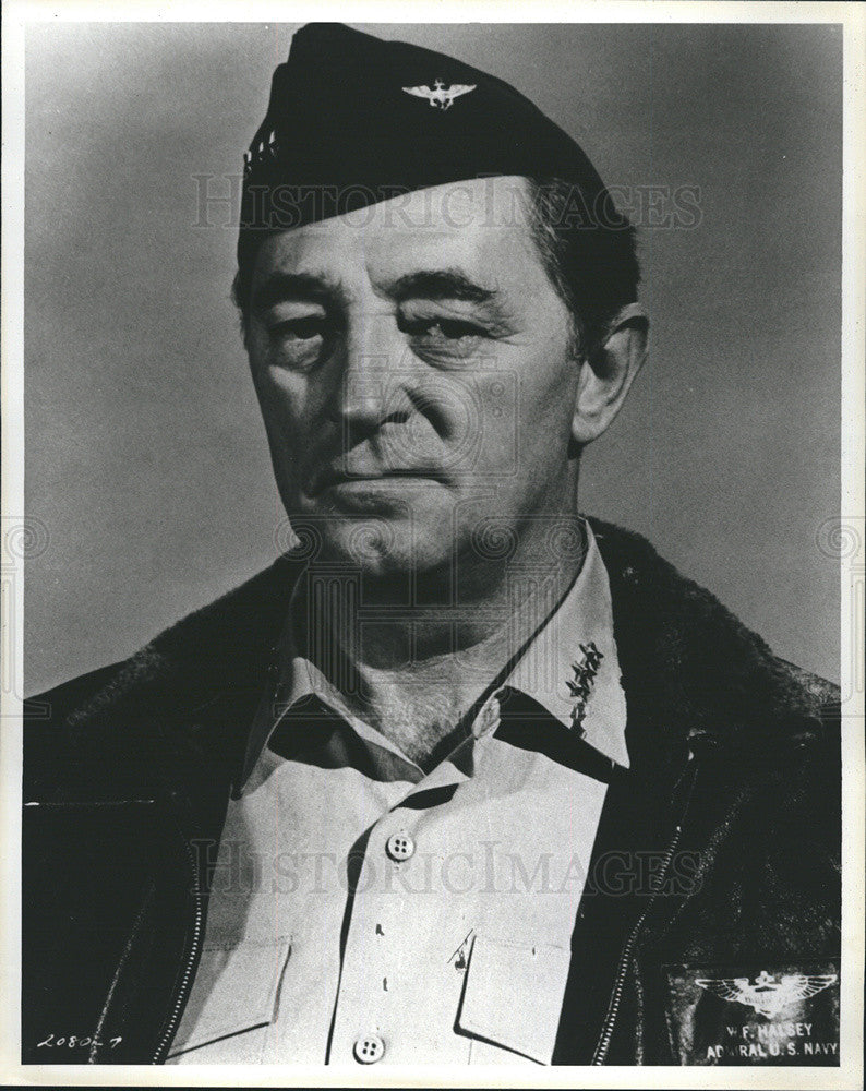 Press Photo Robert Mitchum on a military uniform - Historic Images
