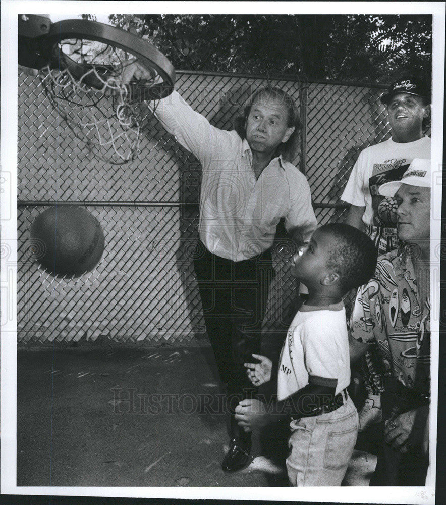 1991 Press Photo The Beach Boys Visit Project Joy Day Care center for Homeless - Historic Images