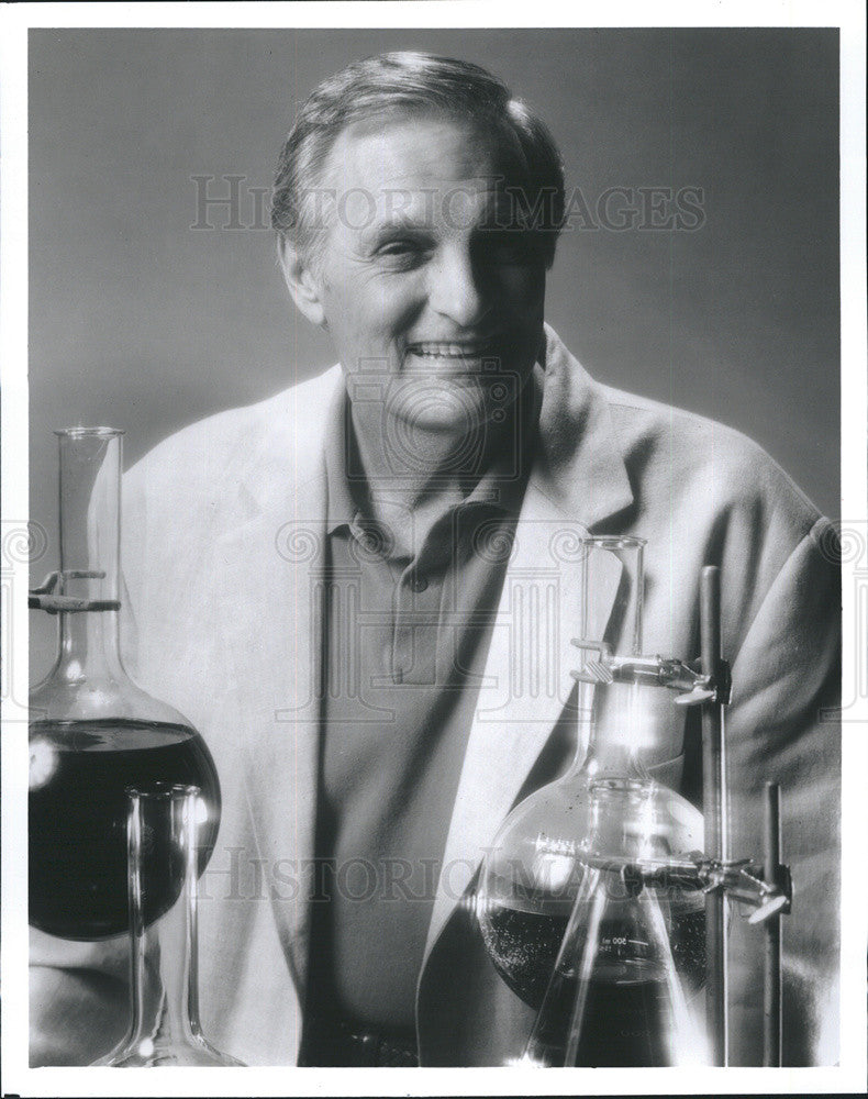 1996 Press Photo Alan Alda host of Scientific American Frontiers - Historic Images