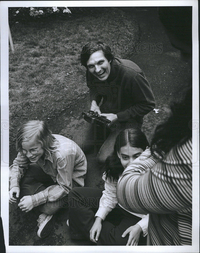 Press Photo  Alan Alda directing a group of children while holding camera - Historic Images
