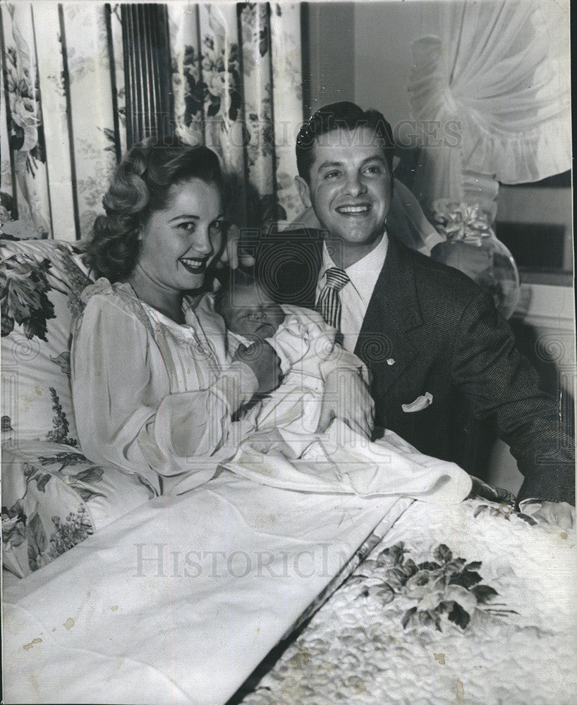 1951 Press Photo Actor Robert Cummings and wife Mary Elliott and baby - Historic Images