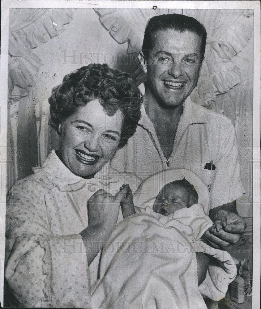 1955 Press Photo Actor Robert Cummings and wife Mary Elliott and baby - Historic Images