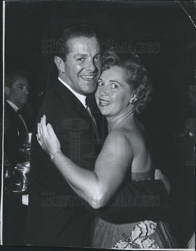 1955 Press Photo Bob Cummings And Wife Mary Mother Of 4 Dance At Club Macambo - Historic Images