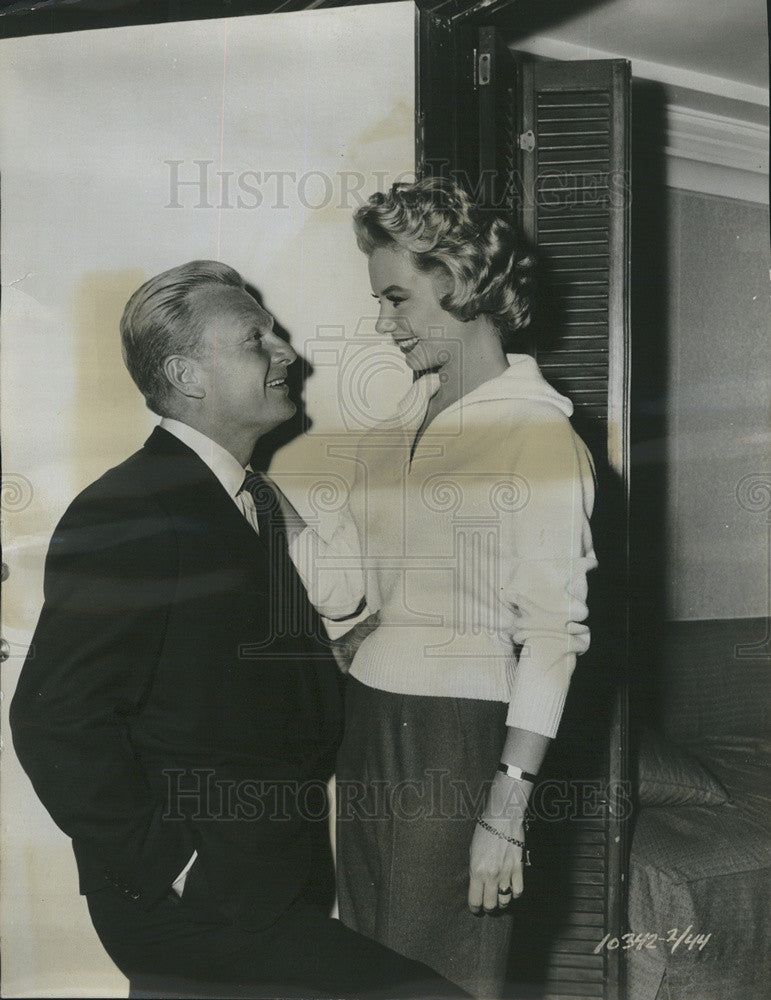 1957 Press Photo Eddie Albert &amp; Mitzi Gaynor &quot;The Joker is Wild&quot; - Historic Images