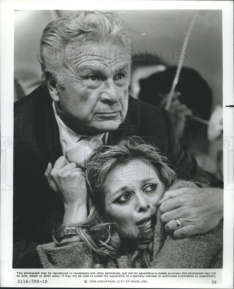 1979 Press Photo Eddie Albert and Sybil Danning in &quot;The Concord - Airport 79&quot; - Historic Images