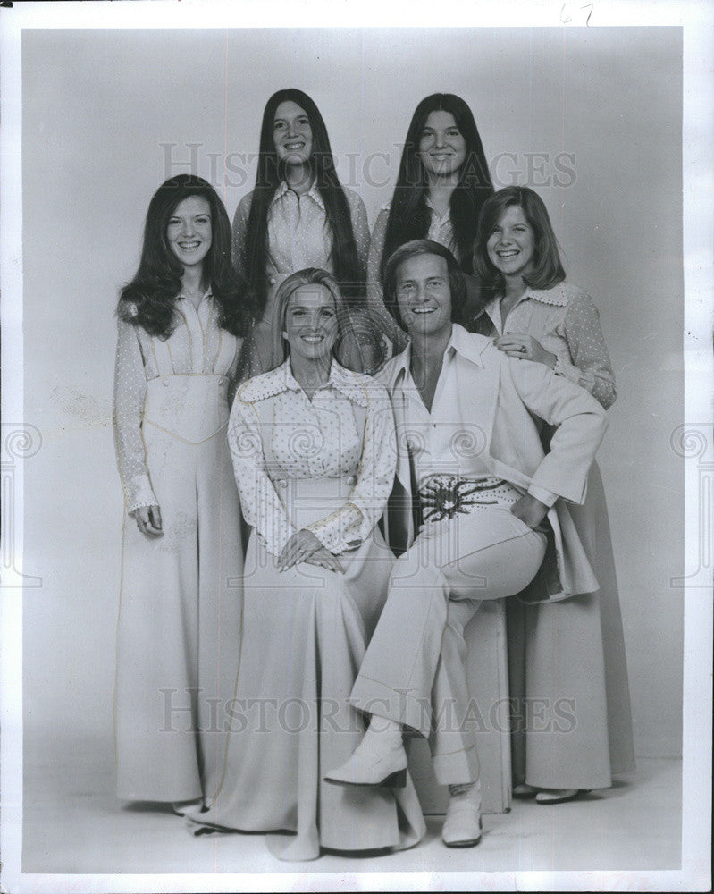 1976 Press Photo Pat &amp; Shirley Boone with Their Daughters - Historic Images