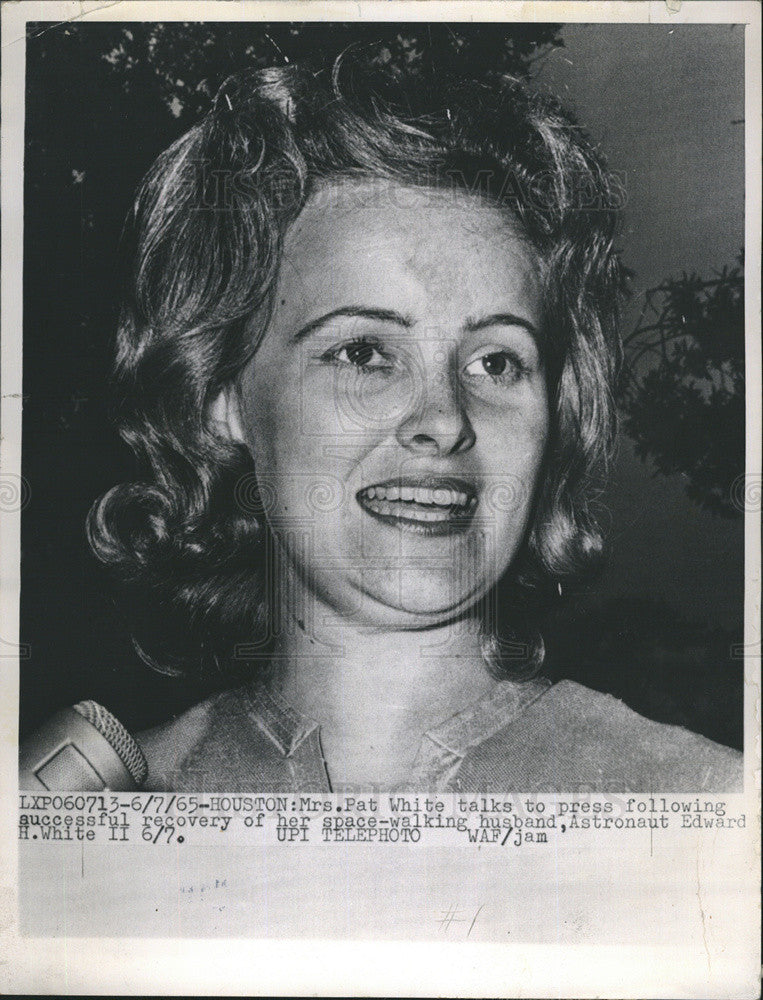 1965 Press Photo Mrs. Pat White talks to pres after recovery of her husband - Historic Images