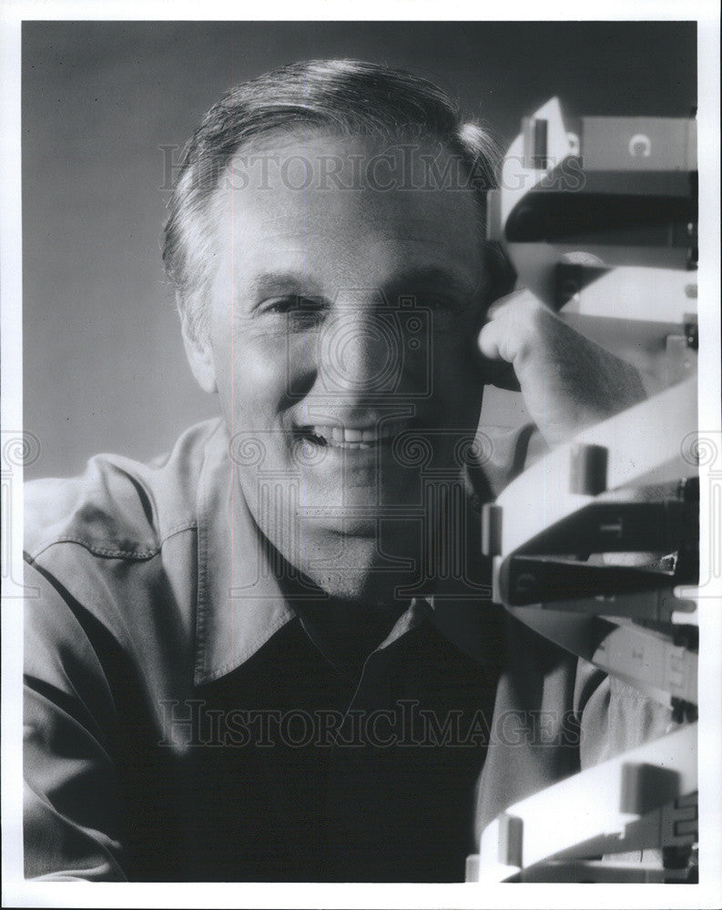 1993 Press Photo Actor Alan Alda super humans and Bionics - Historic Images