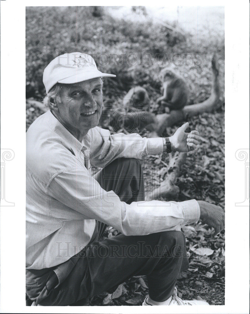 1999 Press Photo Alan Alda Scientific American Frontiers &quot;Animal Einsteins&quot; - Historic Images