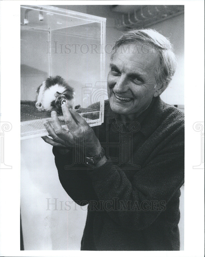 1999 Press Photo Scientific American Frontiers Alan Alda &quot;Animal Einsteins&quot; - Historic Images