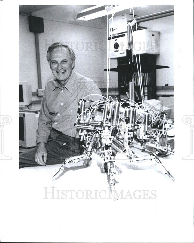 1999 Press Photo Actor/Host Alan Alda - Historic Images