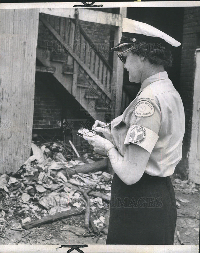 1963 Press Photo Crossing Guard Writes Warning Ticket For Litter In N Wells - Historic Images