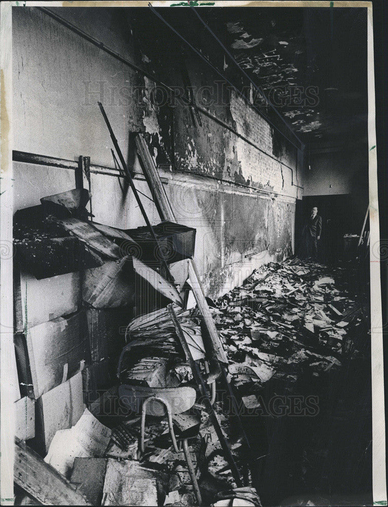 1971 Press Photo Principal Of Englewood High Looks Over Fire Damage In Chicago - Historic Images