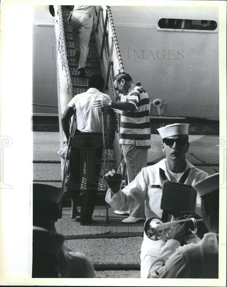 1986 Press Photo 500 Veterans Board Ship Coast Guard 42nd  Purple Heart Cruise - Historic Images