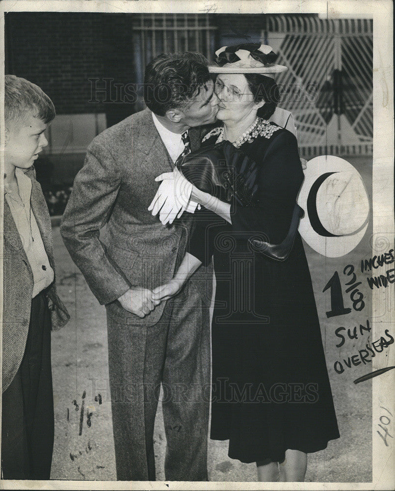 1945 Press Photo Joe Majezek Jr Released From Prison - Historic Images