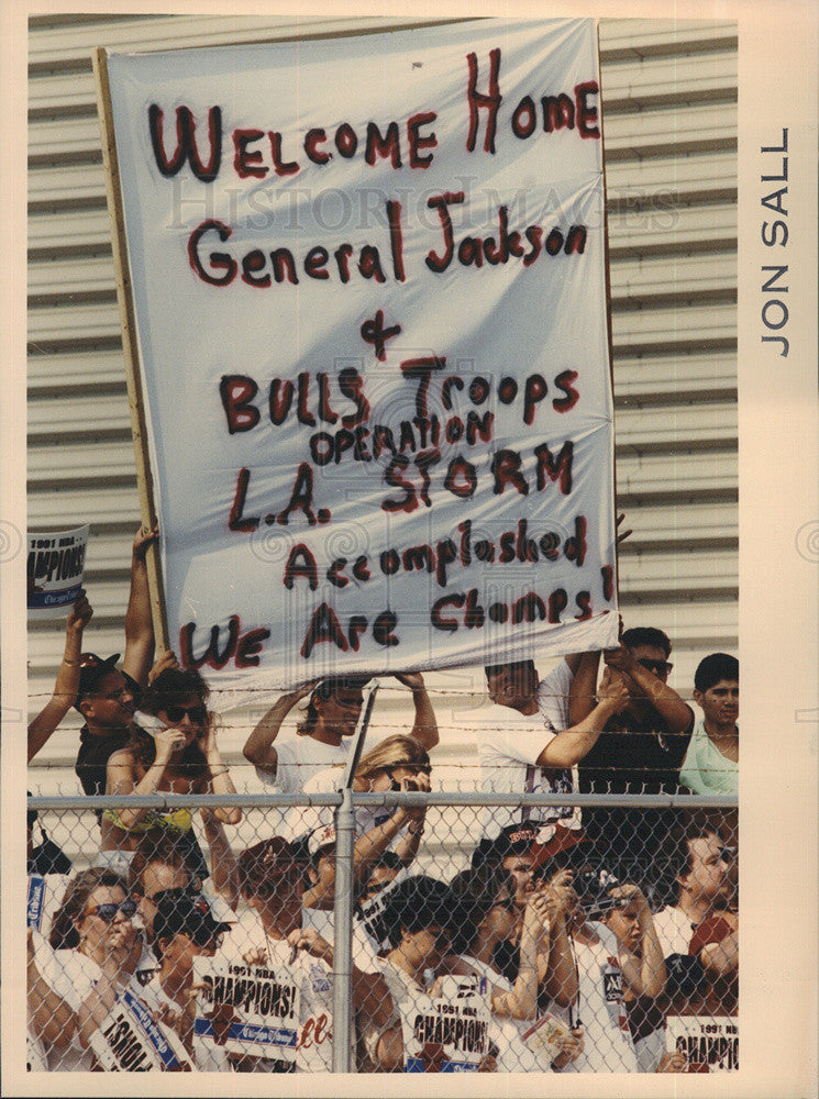 1991 Press Photo Fans Gather At O&#39;Hare Airport to Welcome Home Bulls - Historic Images