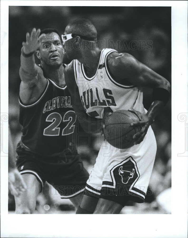 1992 Press Photo Larry Nance  guards Bulls Horace Grant - Historic Images