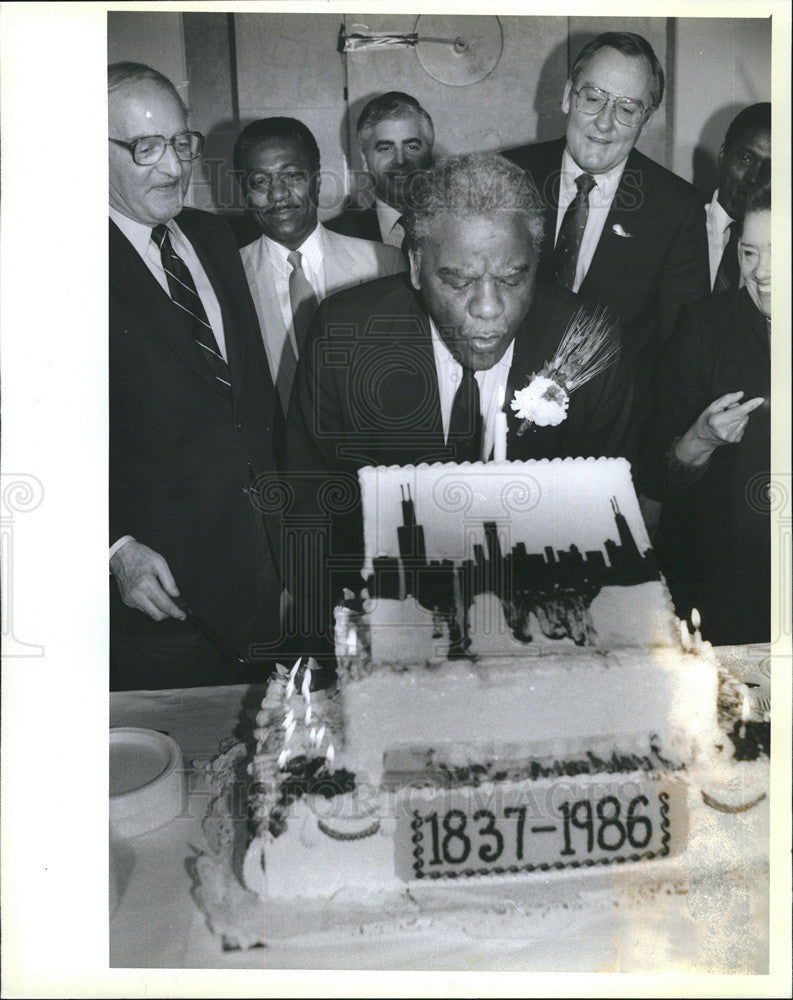 1986 Press Photo Mayor Harold Washington Celebrates City&#39;s 149th Birthday Cake - Historic Images