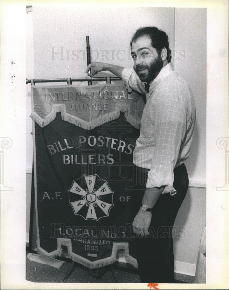 1989 Press Photo Bob Goler and a banner - Historic Images