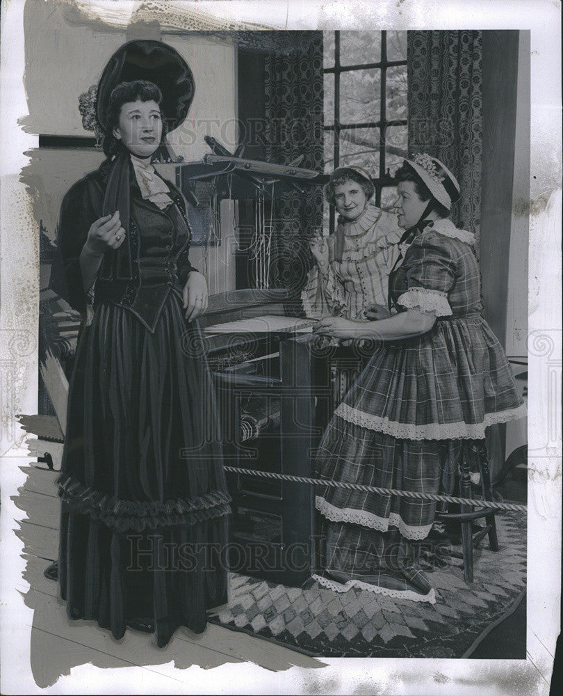 1957 Press Photo 1900s Drawing Of Women Of The Moose Chicago Chapter At The Loom - Historic Images