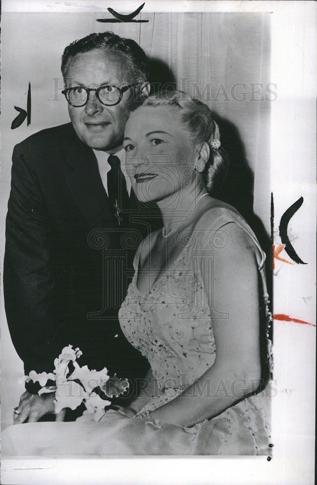 1955 Press Photo Dorothy Kirsten Announces Engagement To Dr John French - Historic Images